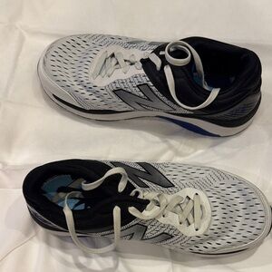 New Balance 847 V4 Men's Black and White Athletic Shoes